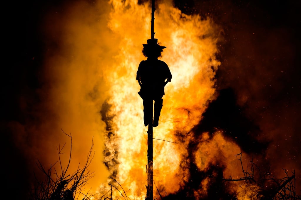 Eine symbolische "Hexe" wird auf der Spitze eines traditionellen Hexenfeuers in Göda bei Bautzen verbrannt.