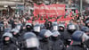 Ein Demonstrationszug am 1. Mai 2023: In diesem Jahr rechnet die Polizei mit aggressiven Demonstranten sowie Angriffen mit Flaschen- und Steinwürfen.