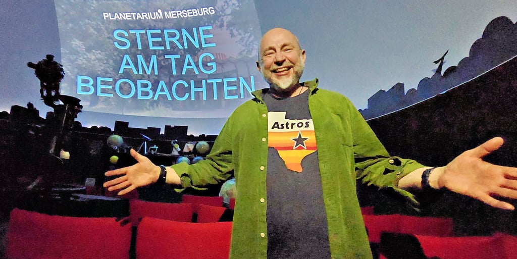 Ivo Gottwald, Lehrer am Merseburger Domgymnasium, bietet Schulveranstaltungen im Planetarium an.