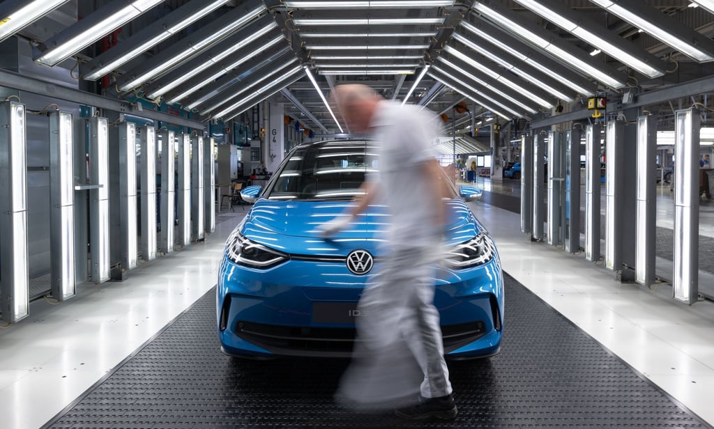 Ein Modell der neuen Generation des ID.3 steht zur Endabnahme im Lichttunnel im Werk von Volkswagen in Zwickau.