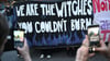 „We are witches you couldn’t burn“ steht während der Frauen-Demo „Take back the night“ auf einem Banner.