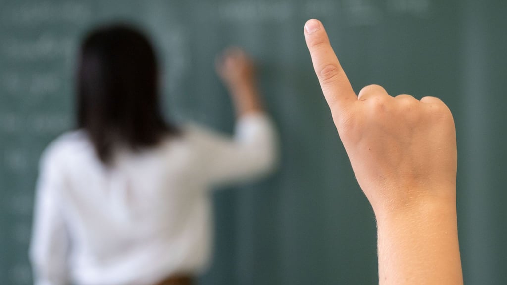 Eine Lehrerin an der Grundschule in Pretzier muss an zwei Schule unterrichten. Der Grund: Lehrermangel. Nun wird sie ganz aus der Grundschule im Altmarkkreis Salzwedel versetzt.
