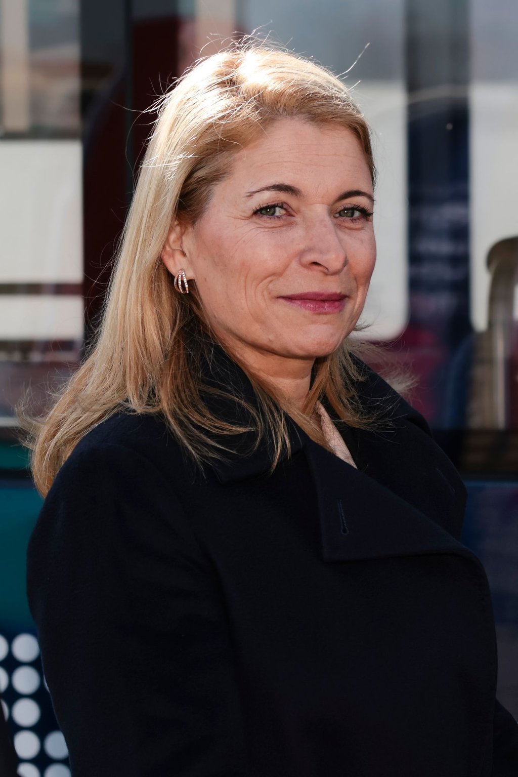 Evelyn Palla, Vorstandsvorsitzende der DB Regio AG, schaut während des Starts eines Mobilität-Modellprojekts in die Kamera.