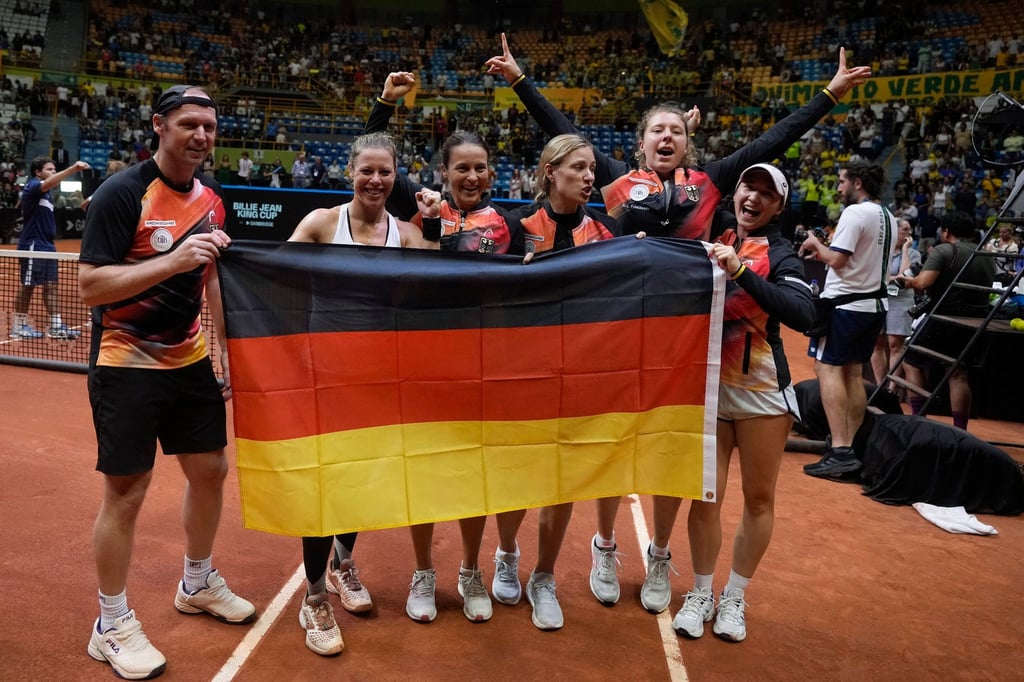 Die deutschen Tennisspielerinnen kämpfen bei der Endrunde im Billie Jean King Cup um den Einzug ins Viertelfinale.