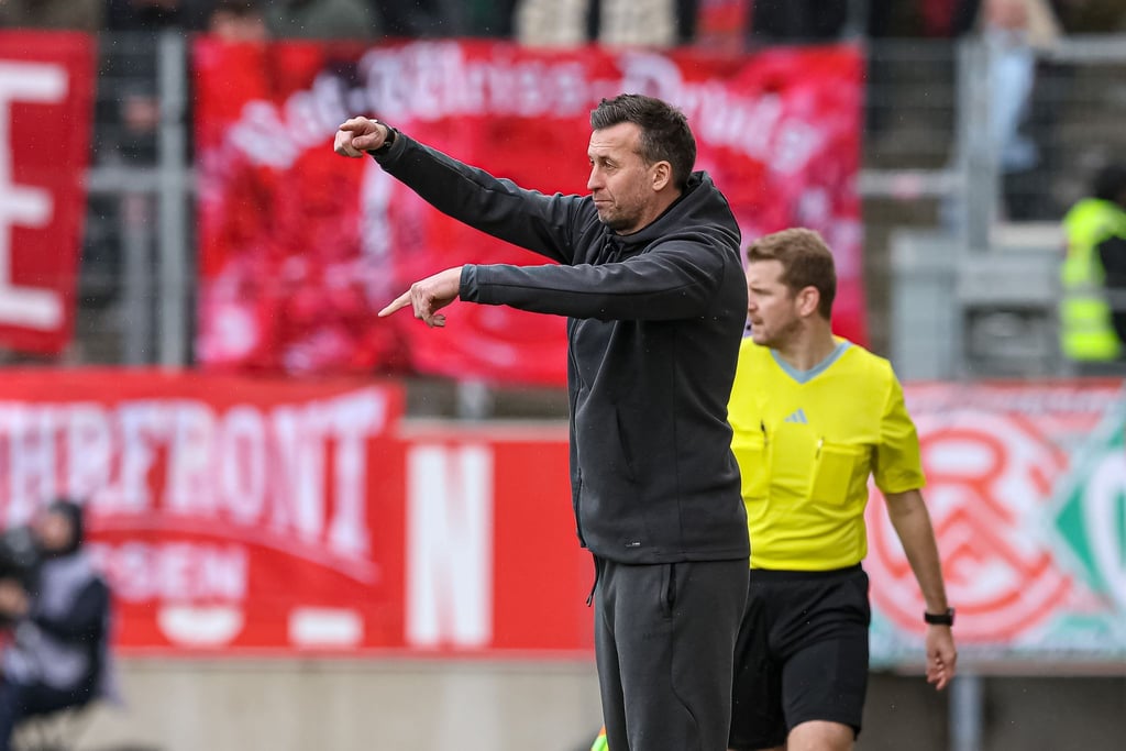 Essens Trainer Christoph Dabrowski gestikuliert.
