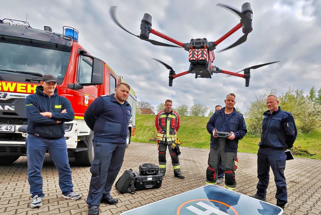 Übungsflüge müssen mit der Drohne gemacht werden, damit alles im Notfall klappt. Im Hintergrund das neue Fahrzeug der Leimbacher Wehr.