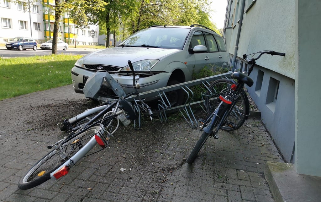 Spektakuläre Fahrt durch SAW endet an Hausmauer.