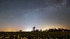 Der Sternenhimmel leuchtet über einem Rapsfeld. Auch im Mai lohnt sich ein Blick in den Sternenhimmel (Archivbild).