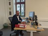 Kay Gericke an seinem Schreibtisch im Biederitzer Rathaus. Er will für die Gemeinde Biederitz gegen die Fehlfinanzierung der Kommunen Sachsen-Anhalts vorgehen. 