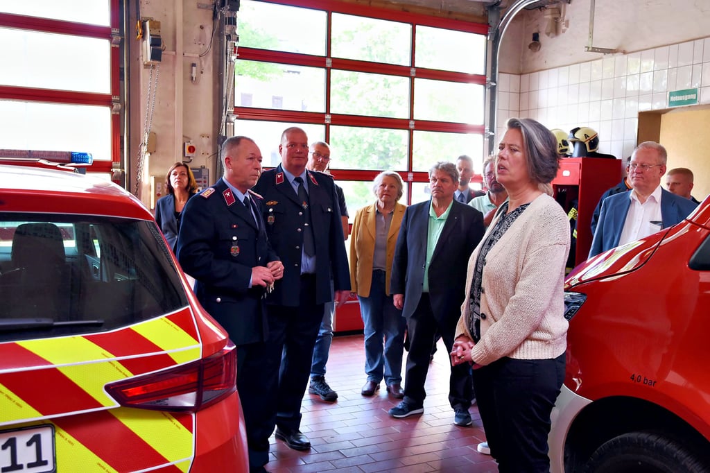 Über ihre moderne Technik können sich Yves Kluge und Heiko Schmidt bei Ministerin Tamara Zieschang (v.l.) nicht beschweren.