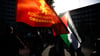 Die Flaggen der palästinensischen Autonomiegebiete sowie der kommunistischen Organisation sind bei einer Demo linker Gruppen zu sehen.