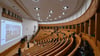 Blick in den großen Hörsaal im Hauptgebäude der Physikalisch-Astronomischen Fakultät der Friedrich-Schiller-Universität Jena.