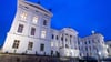 Das Gebäude der Staatskanzlei ist am Abend hell erleuchtet.