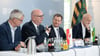 Florian Engels (l-r), Regierungssprecher, Dietmar Woidke (SPD), Ministerpräsident von Brandenburg, Michael Kretschmer (CDU), Ministerpräsident von Sachsen, und Ralph Schreiber, Regierungssprecher, nehmen nach einer bilateralen Kabinettssitzung im Kraftwerk Boxberg an einer Pressekonferenz teil.