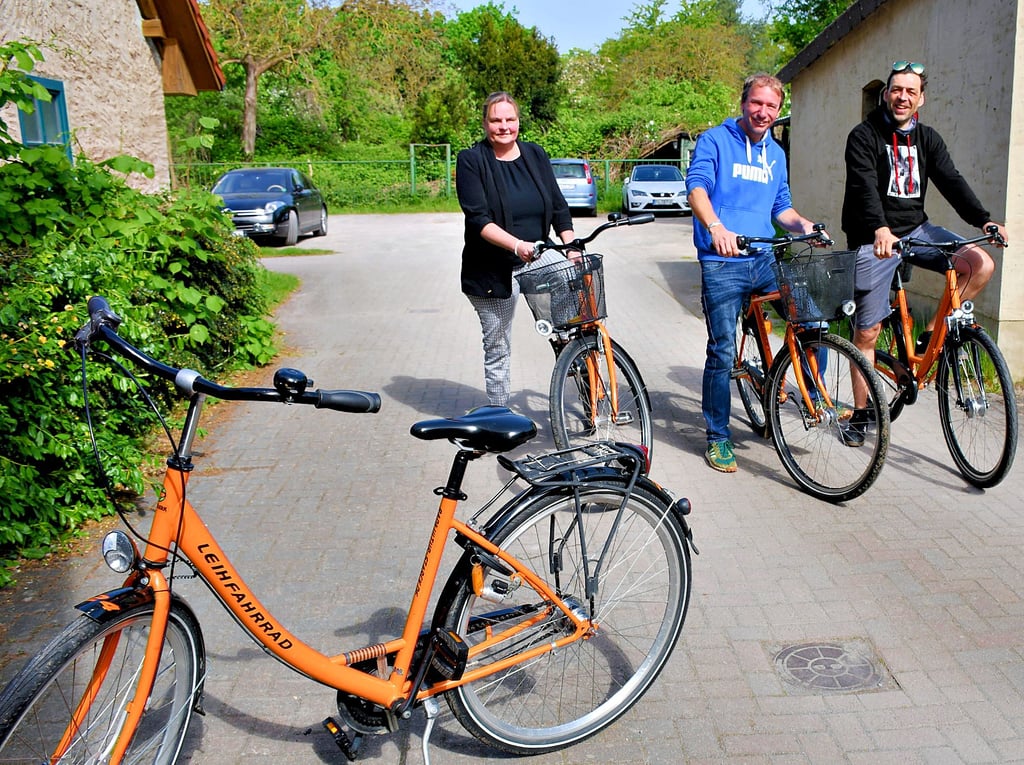 Claudia Schulz, Christian Starck (Mitte) und Mathias Bölke stellten das Leihfahrrad-Angebot vor.
