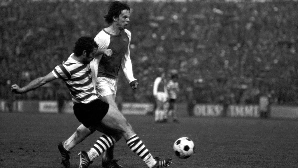 Jürgen Sparwasser (re., Magdeburg) im Duell. Der 1. FC Magdeburg bezwang im Halbfinale Sporting Lissabon zweifach und zog in das Finale des Europapokal der Pokalsieger 1974/1975 ein.