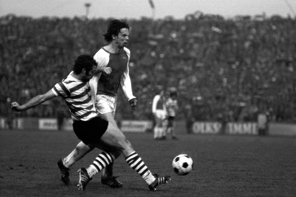 Jürgen Sparwasser (re., Magdeburg) im Duell. Der 1. FC Magdeburg bezwang im Halbfinale Sporting Lissabon zweifach und zog in das Finale des Europapokal der Pokalsieger 1974/1975 ein.
