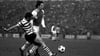 Jürgen Sparwasser (re., Magdeburg) im Duell. Der 1. FC Magdeburg bezwang im Halbfinale Sporting Lissabon zweifach und zog in das Finale des Europapokal der Pokalsieger 1974/1975 ein.