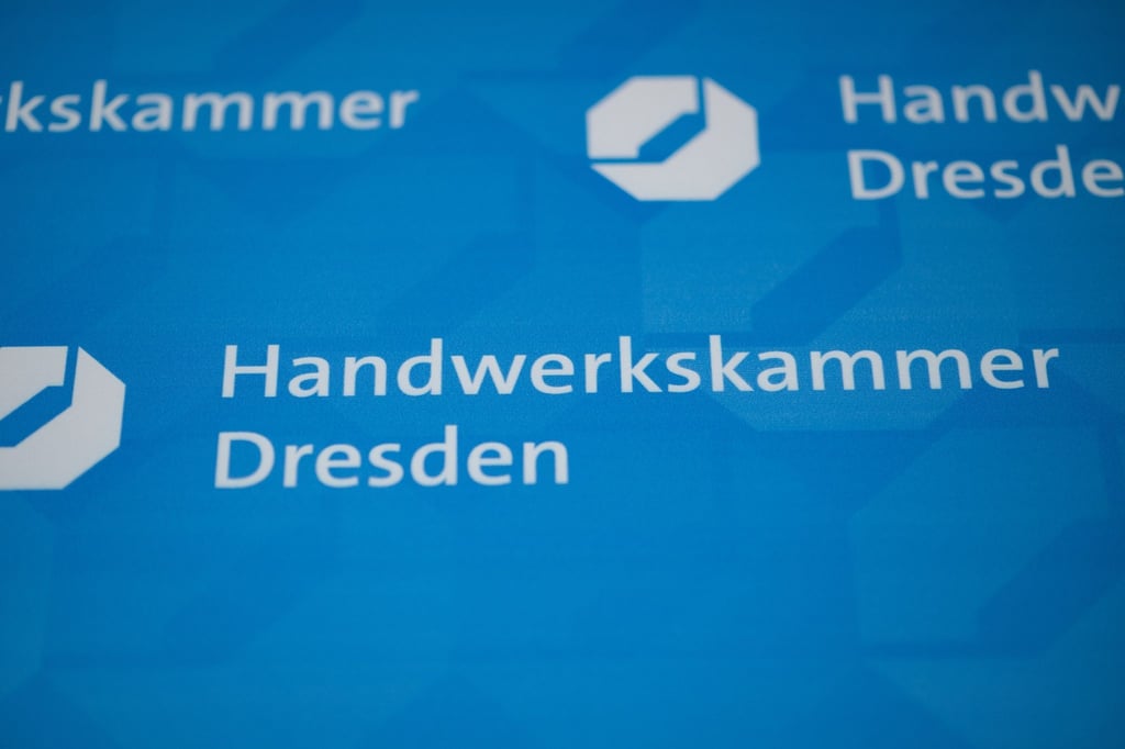 Der Schriftzug „Handwerkskammer Dresden“ steht auf einem Banner.