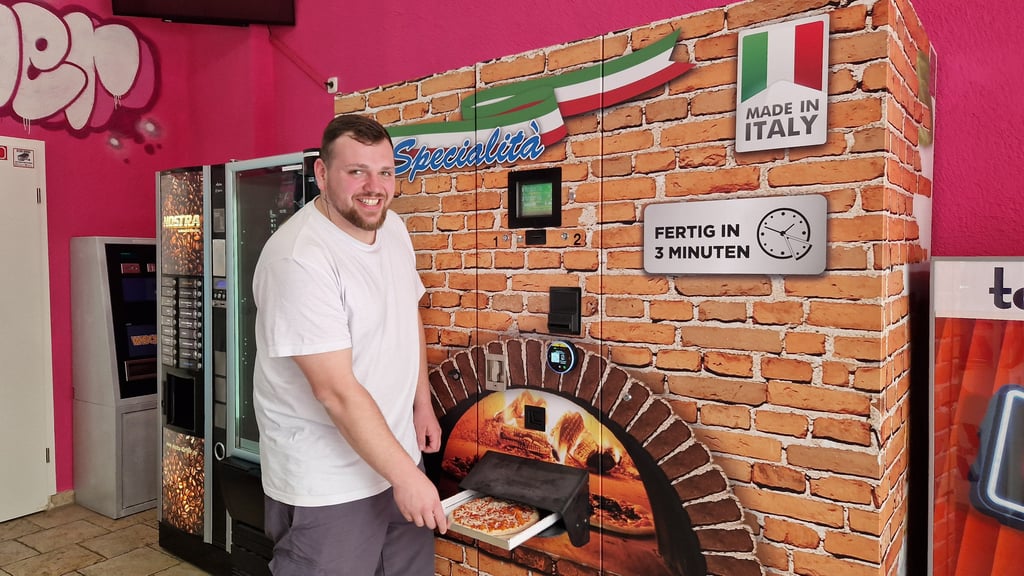 Filipe Moreira hat in seinem Laden den ersten Pizzaautomaten in Halle aufgestellt.