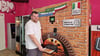 Filipe Moreira hat in seinem Laden  „Snackräuber“ im Steinweg den ersten Pizzaautomaten in Halle aufgestellt.