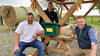 Der neue Kasten der Harzer Wandernadel ist montiert. Darüber freuen sich Tony Wellhausen (von links), Steven Engel und Robin Schmidt. 