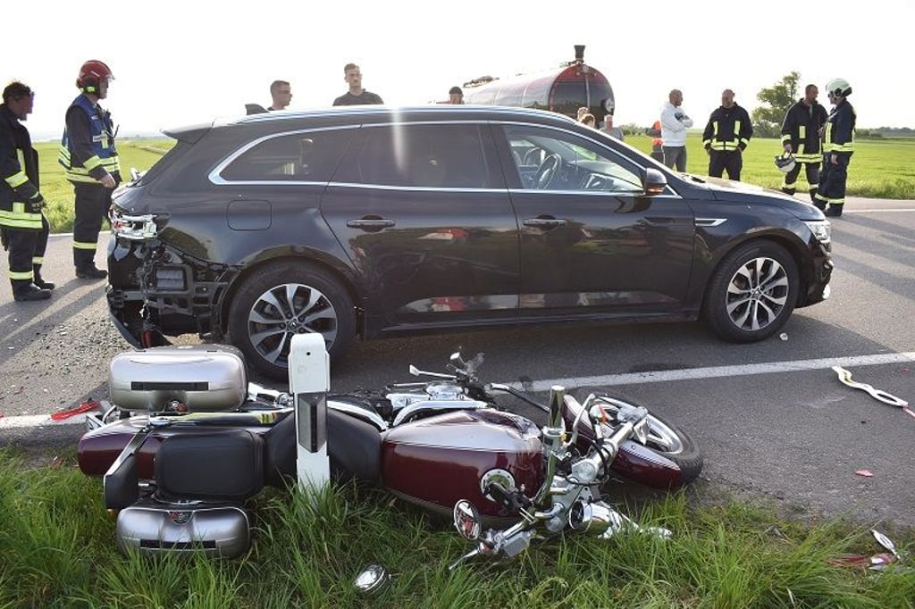 Bei Dedeleben im Harz ereignete sich ein folgenschwerer Unfall zwischen einem Motorradfahrer und einem Auto.