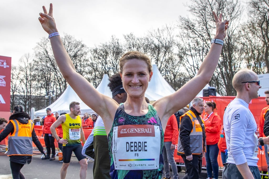 Deborah Schöneborn von Marathon Team Berlin kommt ins Ziel.