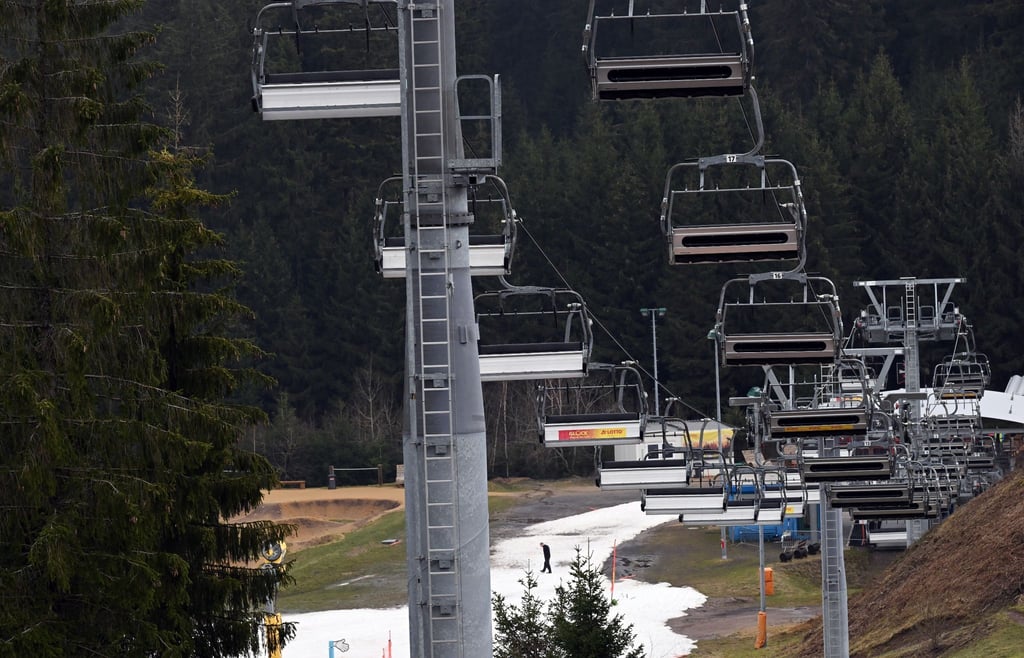Ein Skilift außer Betrieb und nur Reste vom Schnee sind am Fallbachhang zu sehen.