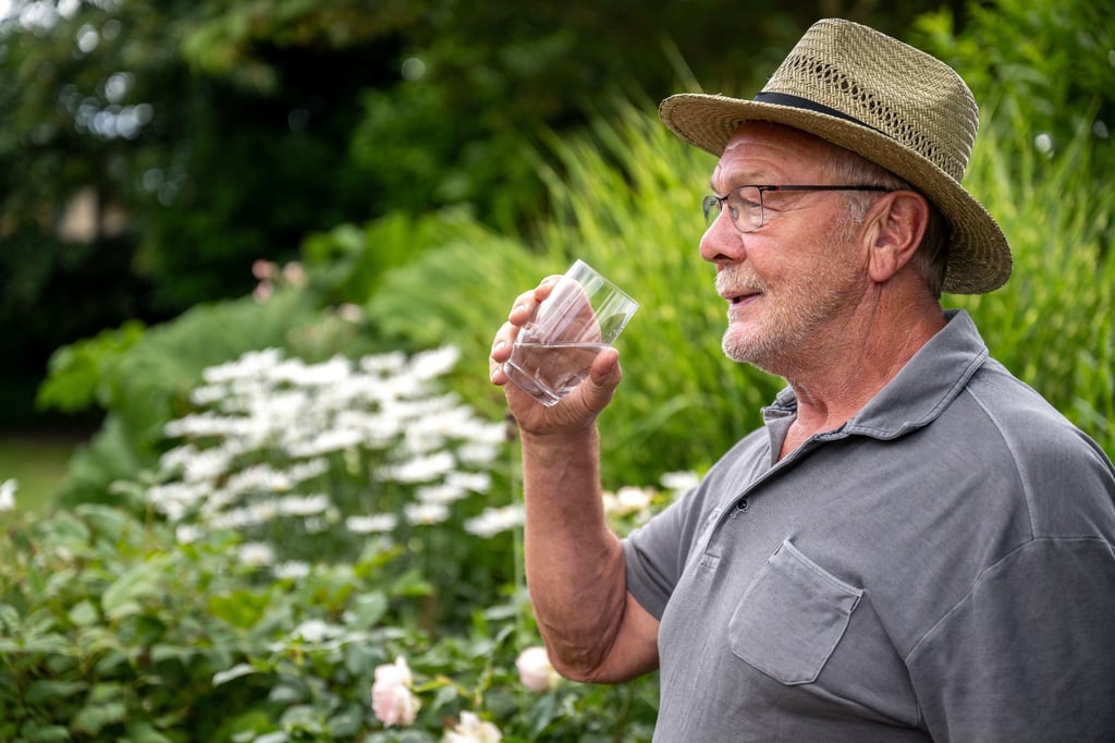 Trinken nicht vergessen! Mit einfachen Tricks wird der regelmäßige Griff zum Wasserglas selbstverständlich.