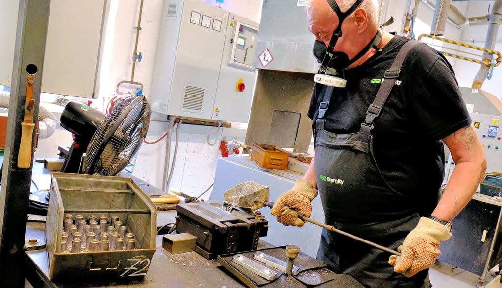Eternity-Mitarbeiter Uwe Brodthuhn in einer Werkhalle in Oberhasserode. Dort fertigt er Pole für Industriebatterien. Für den Abguss des flüssigen Bleis sind eine ruhige Hand und Präzision gefragt.