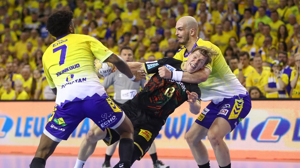 Im Viertelfinal-Rückspiel der Champions League wird Magdeburgs Janus Dadi Smarason gegen Kielce – hier im Hinspiel Benoit Kounkoud (l.) und Artsem Karalek – erneut für jeden Wurf hart kämpfen müssen.