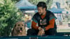 Mark Wahlberg als Michael in einer Szene des Films „Arthur der Große“. Der Schauspieler setzt sich für die Adoption von Haustieren ein.