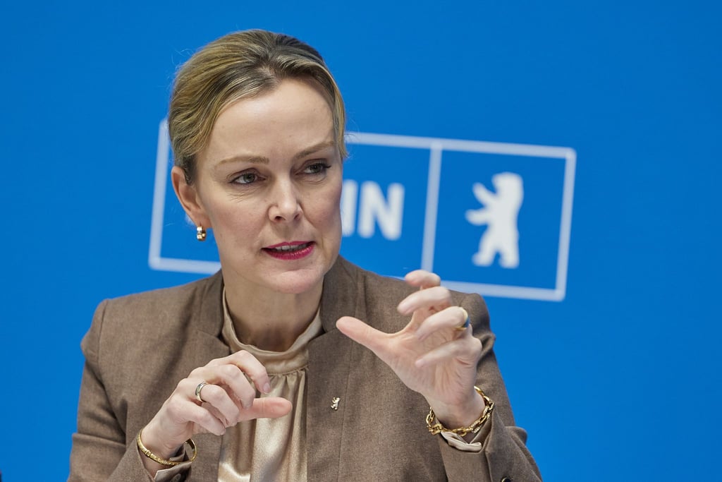 Manja Schreiner (CDU), Verkehrssenatorin, spricht bei einer Pressekonferenz.