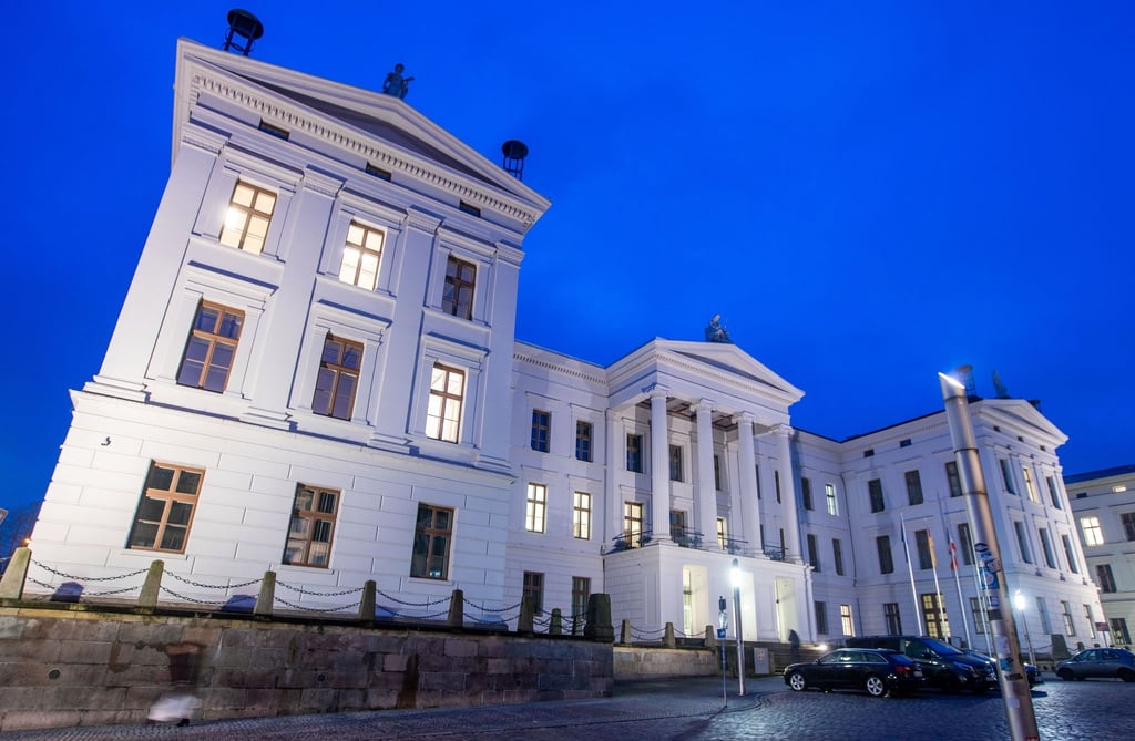 Das Gebäude der Staatskanzlei ist am Abend hell erleuchtet.