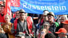 Gewerkschaftsmitglieder und Stahlarbeiter bei einer Protest-Kundgebung der Thyssenkrupp-Stahlsparte in Duisburg.