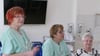 Zweimal pro Woche kommen die Grünen Damen ins Staßfurter Krankenhaus. Nun muss sich Rita Föhse (links) mit ihren Kolleginnen beraten, wie das Ehrenamt weitergeführt werden kann.