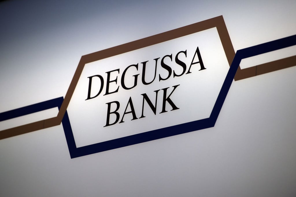 Eine Werbetafel der Universalbank „Degussa Bank“.