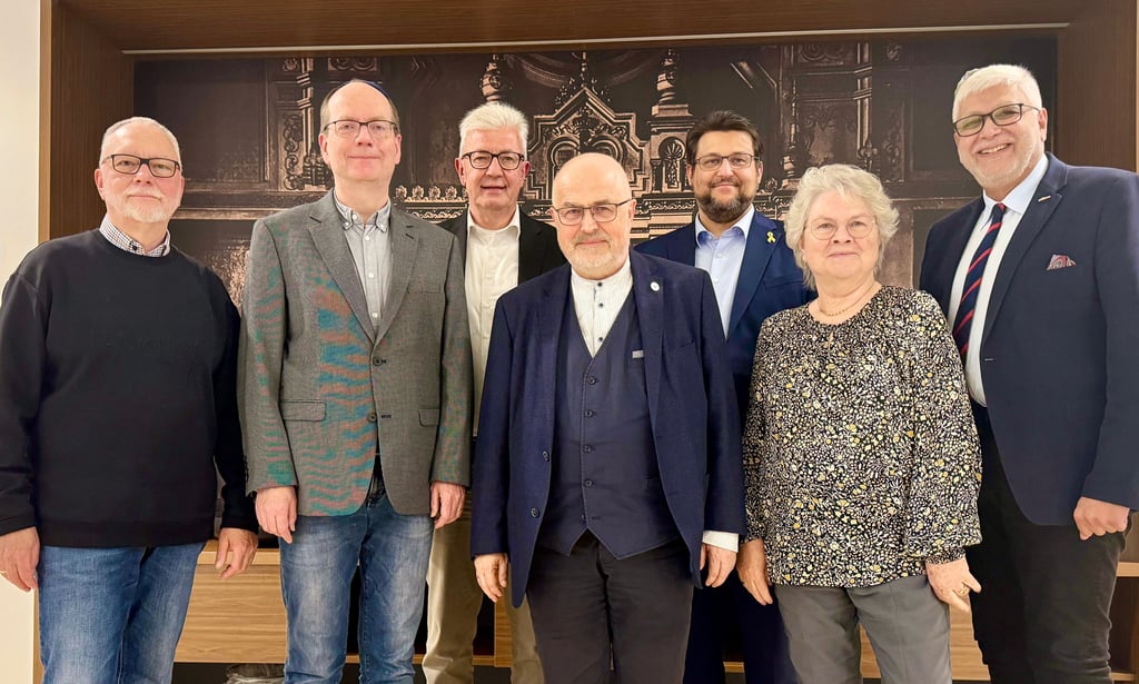 Der Vorstand des Fördervereins „Neue Synagoge Magdeburg“ (v. l.): Peter Wetzel, Ronny Hillebrand, Helmut Seibert, Gerhard Miesterfeldt, Tobias Krull, Regina Frömert und Georg Bandarau.