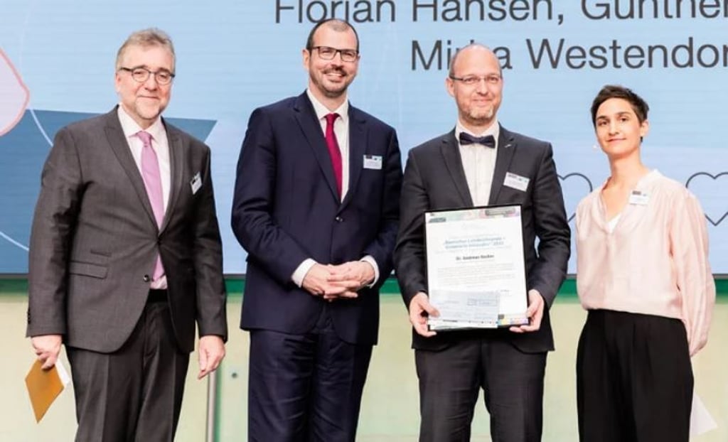 Der Lehrer Andreas Becker (2.v.r) erhält eine Preis.