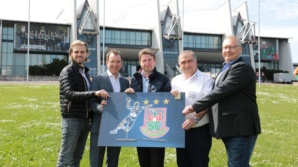 Symbolischer Startschuss für das Projekt vor der Getec-Arena.