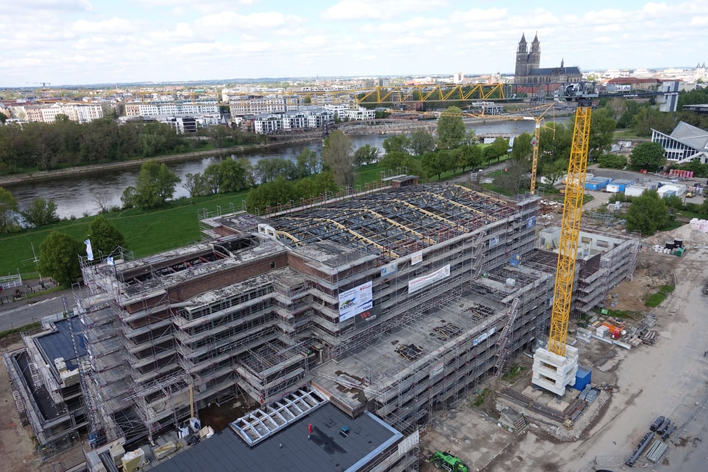Blick auf die Stadthallen-Baustelle vom Albinmüller-Turm aus.