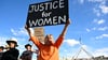 In Canberra fordert eine Frau "Justice for Women" (Gerechtigkeit für Frauen).