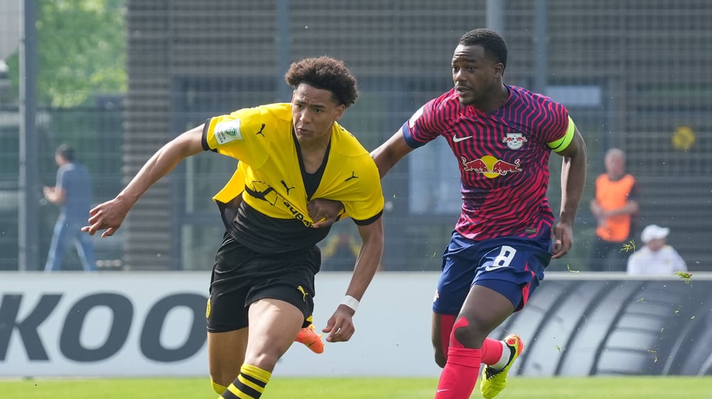 Leipzigs U17-Kapitän Miguel Boog (r.) im Zweikampf mit Dortmunds Thierry Fidjeu-Tazemeta