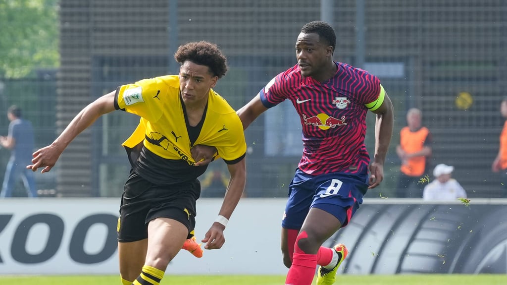 Leipzigs U17-Kapitän Miguel Boog (r.) im Zweikampf mit Dortmunds Thierry Fidjeu-Tazemeta