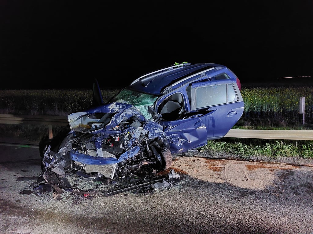 Eines der beiden Autos, die bei einem Unfall zwischen den Thalenser Ortsteilen Westerhausen und Warnstedt zerstört wurden