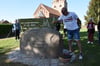 Jens Werner wurde die Aufgabe zuteil, den Gedenkstein mit Sekt zu taufen. Denn seine Familie hat die Fläche bereitgestellt.