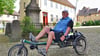 Lutz Beyersdorf erkundete mit seinem Therapie-Fahrrad Werben. Im Hintergrund die Alte Schule, die am 1. Mai in die Saison gestartet ist.
