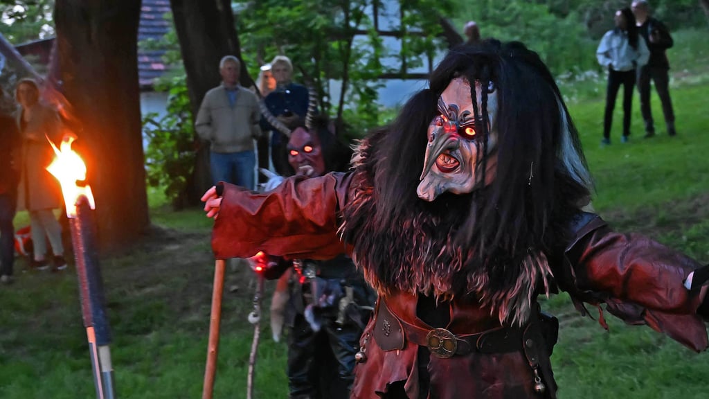 Hexentanz ums Feuer. Die Fabelwesen sind los in der Walpurgisnacht an der Villa Westerberge.