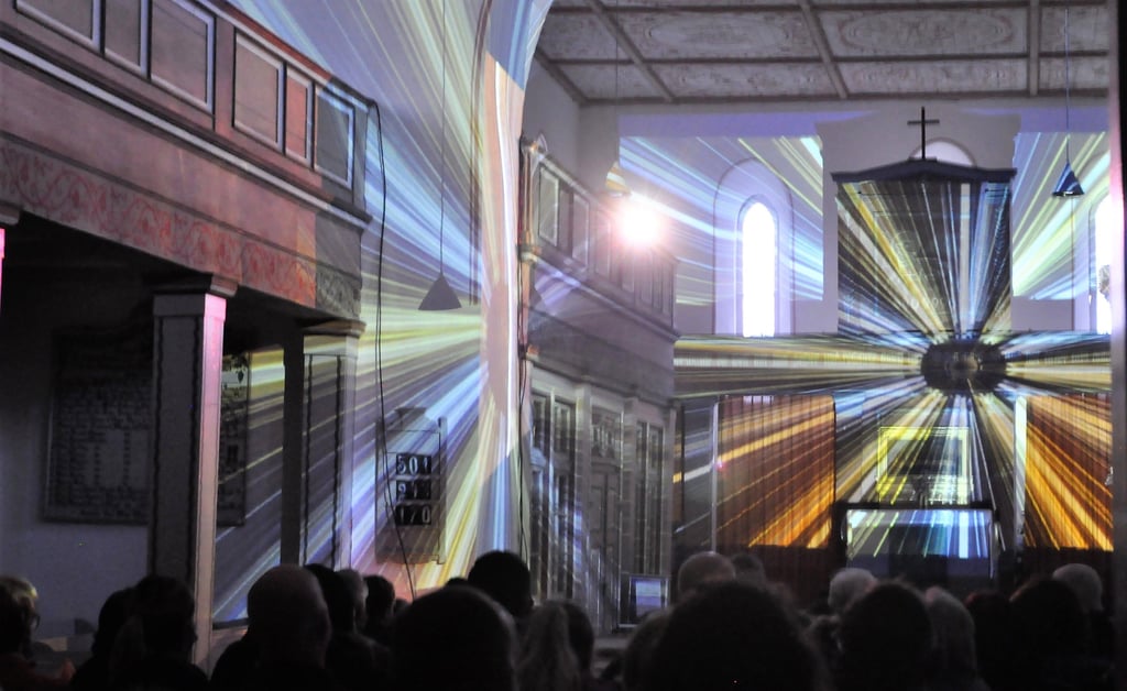 Die Parchener Kirche während einer Lichtinstallation.